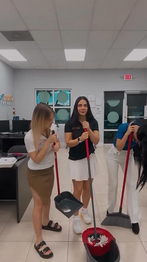 “Cuando empezamos limpiando y terminamos grabando un videoclip sin presupuesto 💅📸🎶” | GoldenTrust Insurance Doral North