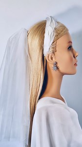 Tutorial colocación de velo #BarcinoTip. 👰‍♀️ En este vídeo te muestro un consejo para que puedas poner en práctica con tus clientas. La colocación del velo debe ser práctica y segura. Es un complemento que puede ser pisado y por ello es necesario que esté sujeto de forma segura y a la vez sea práctico de quitarlo. Para colocarlo necesitarás unas gomas elásticas que debes poner a la altura de donde será colocado, en una capa interior del cabello. Posteriormente, he utilizado polvo para un mayor