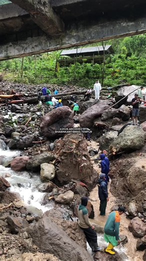 Memecah batu batu besar dengan tenaga manusia untuk mempercepat perbaikan jalan yang tertutup material longsor. #desatempur #bencanaalam #polsekkeling #bhabinkamtibmas #jeparahariini