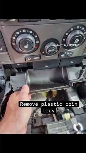 Land Rover Discovery 3 and 4 LR3/LR4 Centre Console and Ashtray Removal Guide.