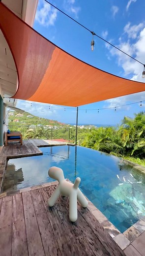 Villa à vendre aux Trois-Îlets✨ Magnifique villa 6P de 220m2 bénéficiant d’une vue mer unique sur Anse Mitan, la baie de Fort-de-France et les Pitons du Carbet. Dès l’entrée nous sommes impressionnés par son vaste séjour cathédrale de 45m2 ouvert sur une terrasse couverte et sa piscine. La partie principale dispose de 4 chambres dont 3 suites climatisées avec rangements et salles de douche. La villa offre une cuisine aménagée et équipée ouverte sur la terrasse. Au niveau inférieur un 2P avec coi