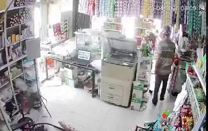 Người đàn ông có biểu hiện không bình thường lao vào cửa hàng tấn những người ở trong đó. Hắn ta đã sử dụng ma tuý.Hậu quả của ma tuý ảnh hưởng đến thần kinh của con người thực sự khủng khiếp!