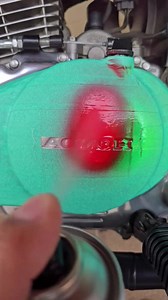 I covered the engine with polythene and colored the engraved HONDA logo using multi-color spray paint. Simple tools, clean result & satisfying work. 🎨🔧 #HondaEngine #MotorcycleDIY #EngineBodyColoring #BikeCustomization #engraved #polythene #SprayPaintArt #BikeLife #DIYMechanic #SatisfyingVideo #custombike | Igor Mendes