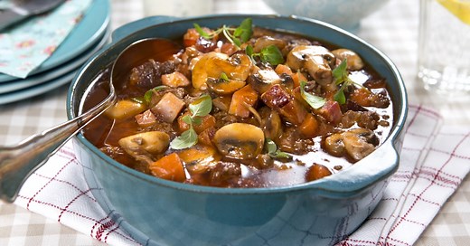 Fläskkarrégryta med champinjoner och rökt sidfläsk