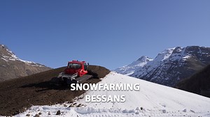 ⛷️ Comme chaque année, la station de Bessans met en place la technique du snowfarming pour conserver la neige tout l'été sous 40cm de sciure. Une technique qui permettra d'ouvrir la station début novembre, permettant ainsi aux équipes de France de s'entrainer dans notre pays. | Maurienne TV