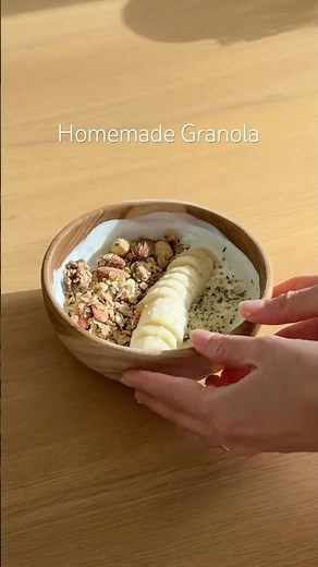 Easy Homemade Granola Recipe | Healthy Breakfast Idea (Crunchy & Nutty)