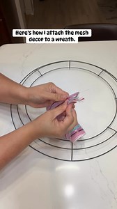 My own method using deco mesh in a wreath #valentinewreath #wreathmaking #crafting #valentinedecor #Mesh | Chen Chu