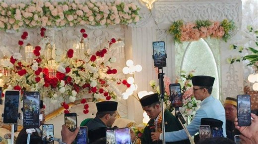 Ijab Kabul Bojes dan Lia, Satu Tarikan Nafas Mengikat Janji Suci Disaksikan Ribuan Orang - Tribun-sulbar.com