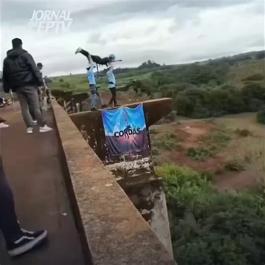 I've been unable to avoid this video today and each time I see it, I find it to be less and less believable. Not suggesting it's fake because there are several angles, but how on earth are you gonna be bungee-jumping company and forget the fucking BUNGEE?!?!I hope it was fast 🤷‍♂️
