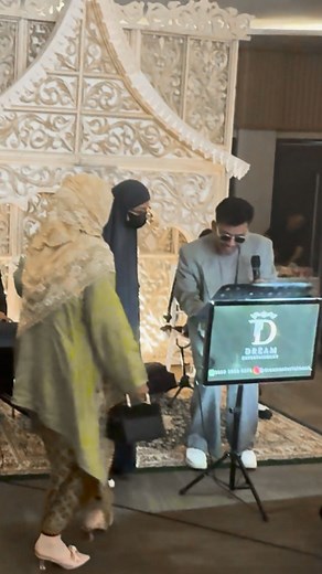 Kasih KEJUTAN lagi, PRANK lagi. Masuk ke nikahan orang ga dikenal bikin tegang sekaligus happy banget. Tapi kali ini sempet diomelin ibu-ibu. Selengkapnya sudah tayang di Youtube TANTRI ARDA ya.. #TantriArda #PrankTantriArda | Tantrisyalindri