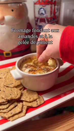 Eve Martel on Instagram: "Un fromage bien fondant recouvert de gelée de piment et d'amandes, ça réchauffe l'estomac pendant le mois de décembre! Les détails du plat sont dans le mini livre de recettes festives que j'offre aux membres payants de ma chaîne pendant Vlogmas.😋 #recette #fromage #noël #briechaud"