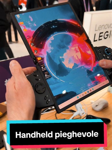 Questo è uno dei concept di Handheld più strani e affascinanti visti finora. È di Lenovo e tutta la base computazionale è integrata nel display pieghevole. 💻 Si apre e diventa un notebook con tastiera cover, quindi perfetto anche per lavorare. oppure... 🎮 Si possono agganciare i joy-con laterali 📺 e quando inseriti entrambi, si attiva anche un display secondario integrato A quel punto cambia tutto: 🕹️ puoi usarlo in modalità handheld, in un formato decisamente fuori dagli schemi 🔄 e gli att