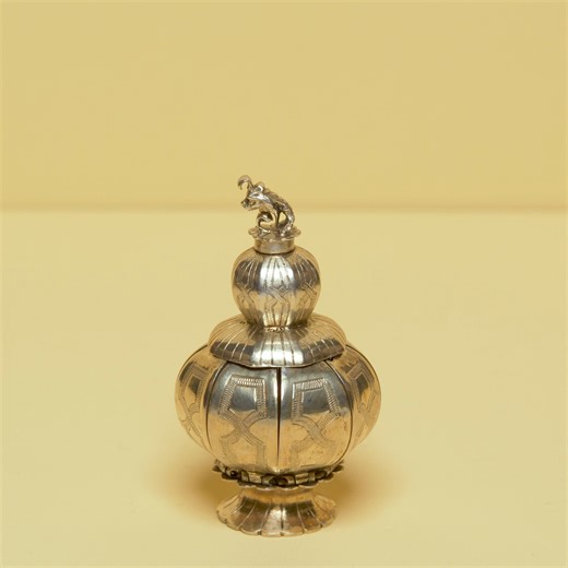 This curious little treasure is filled with surprises ✨ Called a pomander, this small, gilded silver orb takes its name from the French word for apple (pomme) and was popular in the medieval period before modern hygiene practices. When the tapered finial is unscrewed, the body opens to reveal eight compartments, each labeled with the name of a substance or plant appreciated for its scent: rose, cedar, jasmine, ambergris, musk, violet, orange and clove (many of which were believed to have medicin