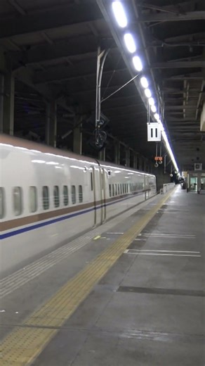 夜の上越新幹線長岡駅を出発していく上りE7系とき