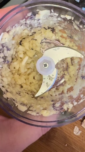 Mini Electric Chopper Perfect for chopping garlic and small fruits & vegetables, the perfect kitchen essential! Compact & USB rechargeable, makes preparing meals easier! #cooking #chopper #mealprep #tiktokmademebuylt #mumlife