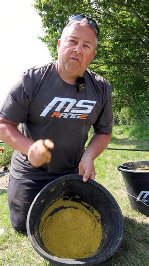 🐟🎣 Futter anmischen zum Feedern leicht gemacht! 🔄 Daniel zeigt euch, wie ihr die perfekte Konsistenz erzielt! #msrange #vissen #feederangeln #coarsefishing #friedfisch #methodfeeder #feederfishing #feedern #ansitzangeln #matchfishing #schoensteshobbyderwelt #msrangecoarsefishing #angeltipps | MS Range
