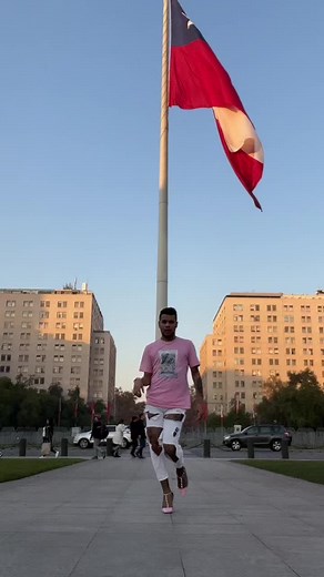 Dancing Solo in Chilean Streets: A Heartfelt Performance