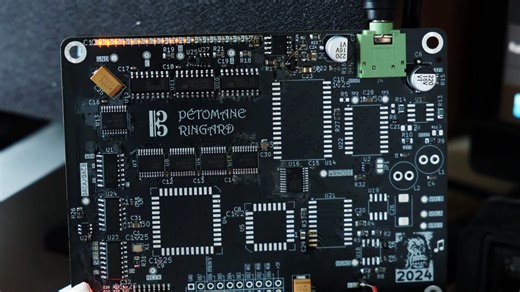 RISC-V Microcontroller Lights Up Synth With LED Level Meter