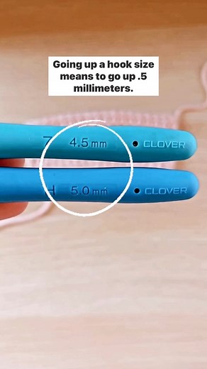 Sigoni | Crochet Tips for Beginners on Instagram: "Bringing back one of my most popular reels to hopefully help more crocheters who struggle with this very common issue ❤️ When you’re first getting started with crochet, tension is the toughest to get the hang of. One issue that comes with tension is having a rainbow-like shape to your work. A lot of the time it’s a bit more noticeable than the one I’m showing in todays tutorial. If this sounds like you, here’s a detailed explanation of the probl