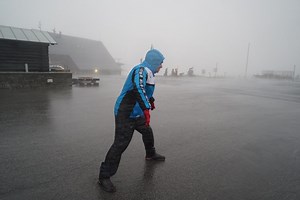 180 km/h auf dem Fichtelberg WetterReporter Marco Kaschuba trotzt dem Sturm. Er berichtet live aus dem Erzgebirge, dort geht die Post ab... Weitere Infos zum Sturm im WetterTicker: www.wetteronline.de/wetterticker | WetterOnline