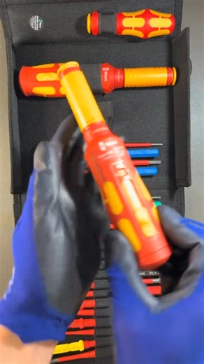 Made for electricians & precision work! 🎯 5 preset torques (2.4–4.0 Nm), ±10% accuracy, with 🔒 slip-over safety in both directions—no over-tightening! ⚡ VDE-insulated for live applications; 🔄 fast-rotating sleeve boosts efficiency; 📟 digital display confirms torque instantly; ✨ ergonomic handle reduces fatigue. Professional tightening—fast, accurate, reliable. Every time. ✅ | Confessown.Top