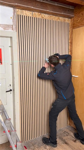 Simon Krauss on Instagram: "Zweite Wand mit Akustikpaneelen verkleiden Anzeige 👉🏼 Zuerst wird auf den Putz eine 12mm OSB-Platte in die Balken der Wand verschraubt. Darauf werden die Akustikpaneele von @holzprofi24 mit schwarzen Schrauben befestigt. 👉🏼 Den schmalen Streifen schneide ich mit der Tauchsäge und den passenden Führungsschienen von @festool_de_at_ch zu. 👉🏼 Das noch sichtbare obere OSB wird später noch mit einer schwarzen Blende wie bei der ersten Wand versehen. 👉🏼 Lass gerne ei