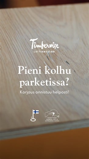 PIENI KOLHU PARKETISSA? 🤎 Ei hätää – se on helposti korjattavissa! Pienet kolhut tai naarmut eivät tarkoita, että lattia pitäisi uusia. Pieni paikallinen korjaus on helppo tehdä itse muutamassa minuutissa. Näin korjaat pienen kolhun: Puhdista alue huolellisesti pölystä ja liasta. Valitse lattiasi sävyyn sopiva korjausöljy – näin jälki sulautuu kauniisti muuhun lattiaan. Levitä ohut kerros korjausöljyä naarmun tai kolhun kohdalle pehmeällä liinalla. Anna hetki imeytyä ja lisää tarvittaessa toine