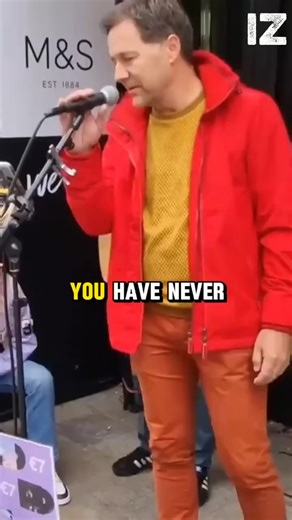 Tourist surprises everyone with a rendition of ‘Unchained Melody’ and every passerby notices the same thing🤩😲 Check comments for the full video⬇️ | Fame & Fashion