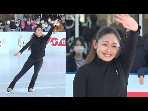 安藤美姫、新年初滑りで華麗なスケーティング披露 スタッフを気遣う神対応も 『TOKYO SKYTREE TOWN ICE SKATING PARK 2023』オープニングセレモニー