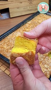 Sfouf / Arabischer Kurkuma Kuchen Für das Rezept benötigt ihr Zutaten für den Teig: 30-32 cm Blech 300 gr. Mehl 200 gr. Weichweizengriess 500gr. Zucker 500ml. Milch 200 ml Öl 1 EL Kurkuma 1 P. Backpulver 1 P. Vanille Zucker Zum Bestreichen der Form: 3 El Sesampaste (Tahine) Ca. 1-2 El Mehl im Ofen bei 200°C O/U ca.30-35min backen. Ich wünsche euch viel Spaß beim nachkochen eure Sanuba For the recipe you need for a 30-32cm form: Ingredients for the dough: 30-32 cm sheet 300 gr. flour 200 gr. soft
