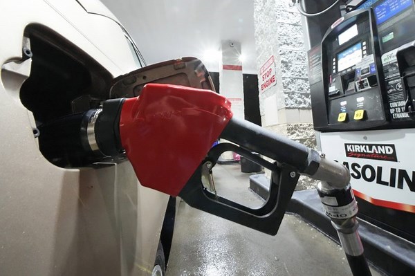 Gas prices continue to fall, here’s where prices stand compared to a year ago