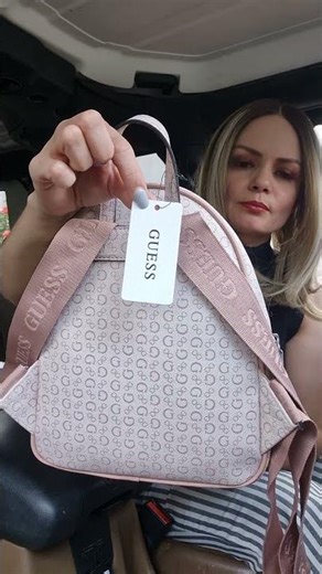 Mochila Guess Rosa Original 💕 Elegante, Compacta y Súper Combinable | ¿Vale la pena?.