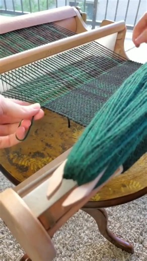 Rigid Heddle Loom yarn Color Changing Tutorial #rigidheddle #heddleloom #weavingloom #weaving