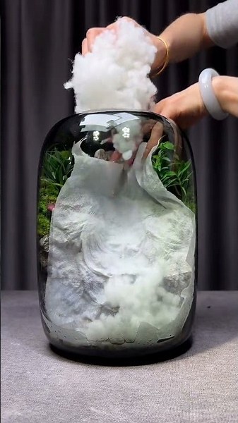 1️⃣Micro Landscape Green Oasis Glass Vase — A Tiny Living World Sitting on Your Desk