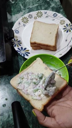 Ghar ki basic chijo se jhattpatt se ye breadpizza jarur try kare#food #breadpizza #youtubeshort