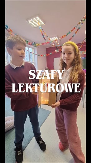 Szkoła Podstawowa KREATYWNI on Instagram: "Klasa 5 omawia lekturę Opowieści z Narnii. Uczniowie w parach wykonali magiczną szafę z opisem najważniejszych postaci na.... wieszakach 🙂"