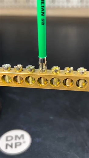 🔥📉 Por esto tu tablero se derrite sin explicación. El error es conectar el cable multifilar directo al breaker; al apretar, los hilos se "desparraman" hacia los lados y solo el 30% hace contacto real con el tornillo. ❌ La solución es el Terminal de Punta Hueca (Puntera). ✅ Mira la diferencia: Encapsulas todo el cobre en un tubo de estaño que no se deforma. Al apretar, tienes 100% de superficie de contacto, evitas que el cobre se sulfate y eliminas para siempre los puntos calientes que causan i