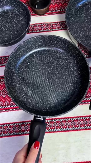 🔥ТРЕНДОВІ ТОВАРИ ДЛЯ ВСІХ🔥 on Instagram: "🍳 Набір сковорідок Edenberg — для зручного та здорового приготування! ⠀ ✅ Литий алюміній з тришаровим мармуровим покриттям — міцні, стійкі до подряпин та зносу. ✅ Антипригарна поверхня без PFOA — легко мити, готувати без зайвого жиру 🥦 ✅ Монолітне дно рівномірно розподіляє тепло 🔥 ✅ Підходять для індукційних, газових, електричних та склокерамічних плит 🔌 ✅ Зручна бакелітова ручка, що не нагрівається 👌 ✅ Можна мити в посудомийці 🧽 ⠀ У наборі: 🔸 2