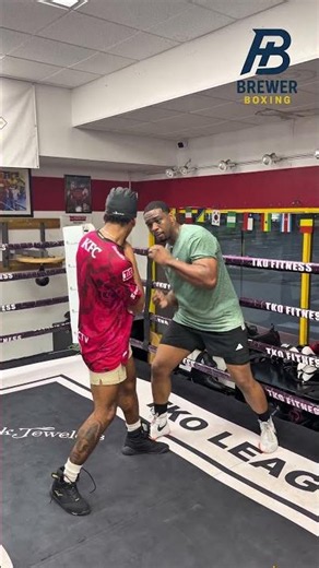 Use The Elbow Frame To Create Space Up Close | Boxing IQ #youtubeboxing #boxingtraining #boxingtips