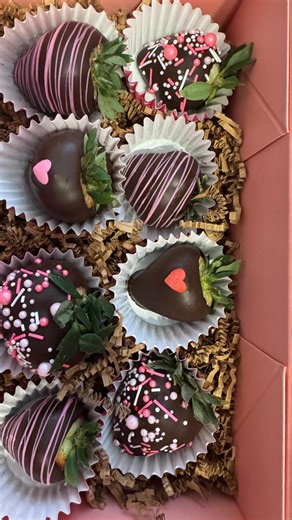 Alyssa Nunziata ☆ CPT, CSCS on Instagram: "Roses are red, Violets are blue. Your glutes aren’t growing… and it’s probably you💋 Happy Valentine’s Day to everyone who says they want a dump truck but refuses to train like it💌 Let’s chat about 3 mistakes killing your glute gains: 1. You’re lifting with your ego, not your glutes. If your hip thrust looks like a trampoline audition… If your RDL is just you aggressively yanking a bar off the floor… If you “go heavy” but feel it in your lower back and