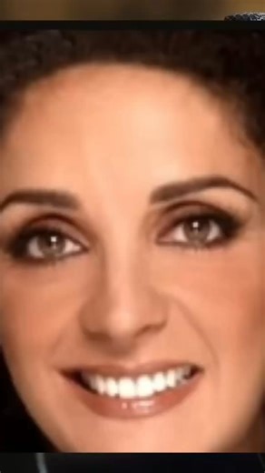 ¿¿Qué llevó a Fernanda a dejar Pandora y luego volver? Hace décadas, uno de los grupos más emblemáticos de México vivió tensiones internas, cambios de integrantes y una transformación musical que pocos conocen. En este video te cuento la verdadera historia detrás de Pandora: desde la salida de Fernanda, la llegada de Liliana, hasta el regreso histórico que consolidó al trío y marcó generaciones. Descubre cómo se vivió esa etapa clave y cómo el público reaccionó ante la evolución del grupo. Te lo