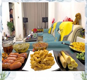 HE TRY TO PUSH HIS SON AWAY AND RUN SO FAST TO FINISH ALL FOOD ON THE TABLE. | Viral MMS