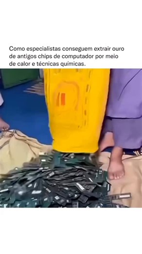 Fatos Inquietantes | Curiosidades on Instagram: "A recuperação de metais preciosos de aparelhos eletrônicos descartados se tornou uma das frentes mais avançadas da reciclagem contemporânea. Durante décadas, especialmente entre os anos 1970 e 1990, chips usados em mainframes, placas mãe e sistemas industriais eram fabricados com pequenas quantidades de ouro para garantir condutividade impecável e resistência à oxidação. Embora cada peça contivesse apenas vestígios microscópicos, o acúmulo gigante