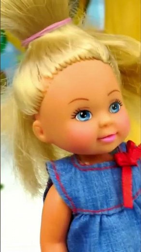 As bonecas estão brincando na casa na Árvore #infantil #brinquedos #menina #bonecas #boneca #criança