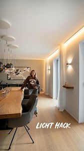 Der simple Trick, den Lichtplaner lieben ✨…Vorhänge beleuchten 💡 Super schön 🥰!! Der Raum wirkt direkt ganz anders! Ja…optimal ist es, die indirekte Vorhang-Beleuchtung schon beim Bau mit einzuplanen. Dann ist die Beleuchtung direkt in der Decke integriert. 👍 Alternativ (günstiger 😜): einfach ein LED-Band HINTEN auf die Gardinenschiene oder Leiste kleben. Nicht UNTEN rankleben! 🚨 Wichtig: LED-Bänder immer so einbauen, dass man sie NICHT direkt sieht 😉. LED-Bänder wirken nur dann hochwertig