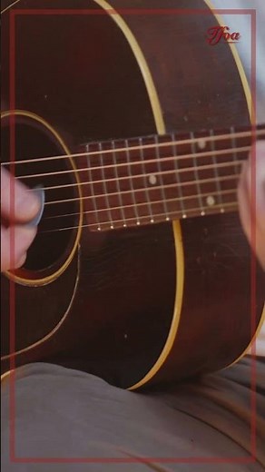 🎸 The Gibson LG2 from 1944 is loved for its scalloped X-braced top and Banner logo on the headstock.