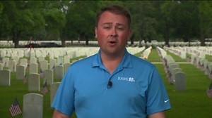 Hundreds gather to reflect at Fort Snelling National Cemetery for Memorial Day