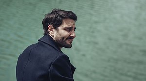 Qui est Marc Ruchmann, l'acteur phare des séries 'Plan Cœur' et 'Manipulations' ? - RTBF Actus