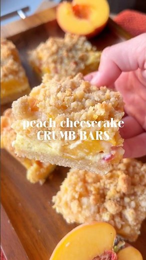 peach cheesecake crumb bars 🍑recipe on my blog kennascooks.com #peach #cheesecake #dessert #baking