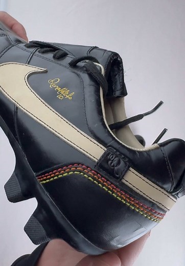 𝐍𝐢𝐤𝐞 𝐓𝐢𝐞𝐦𝐩𝐨 𝐑𝐨𝐧𝐚𝐥𝐝𝐢𝐧𝐡𝐨 𝐑𝟏𝟎 -𝐀𝐫𝐞 𝐲𝐨𝐮 𝐫𝐞𝐚𝐝𝐲 𝐭𝐨 𝐝𝐚𝐧𝐜𝐞 𝐨𝐧 𝐭𝐡𝐞 𝐟𝐢𝐞𝐥𝐝?🕺 The Ronaldinho Nike Tiempo football boots are a real 𝐠𝐞𝐦 in the world of football equipment. Inspired by one of the greatest football magicians in history, these boots reflect his elegance, creativity, and boundless love for the game.🌟 𝐋𝐢𝐦𝐢𝐭𝐞𝐝 𝐀𝐯𝐚𝐢𝐥𝐚𝐛𝐢𝐥𝐢𝐭𝐲: Produced in limited quantities, 𝐭𝐡𝐞𝐬𝐞 𝐛𝐨𝐨𝐭𝐬 𝐚𝐫𝐞 𝐚𝐦𝐨𝐧𝐠 𝐭𝐡𝐞 𝐫𝐚𝐫𝐞𝐬𝐭 𝐢𝐧 𝐟𝐨